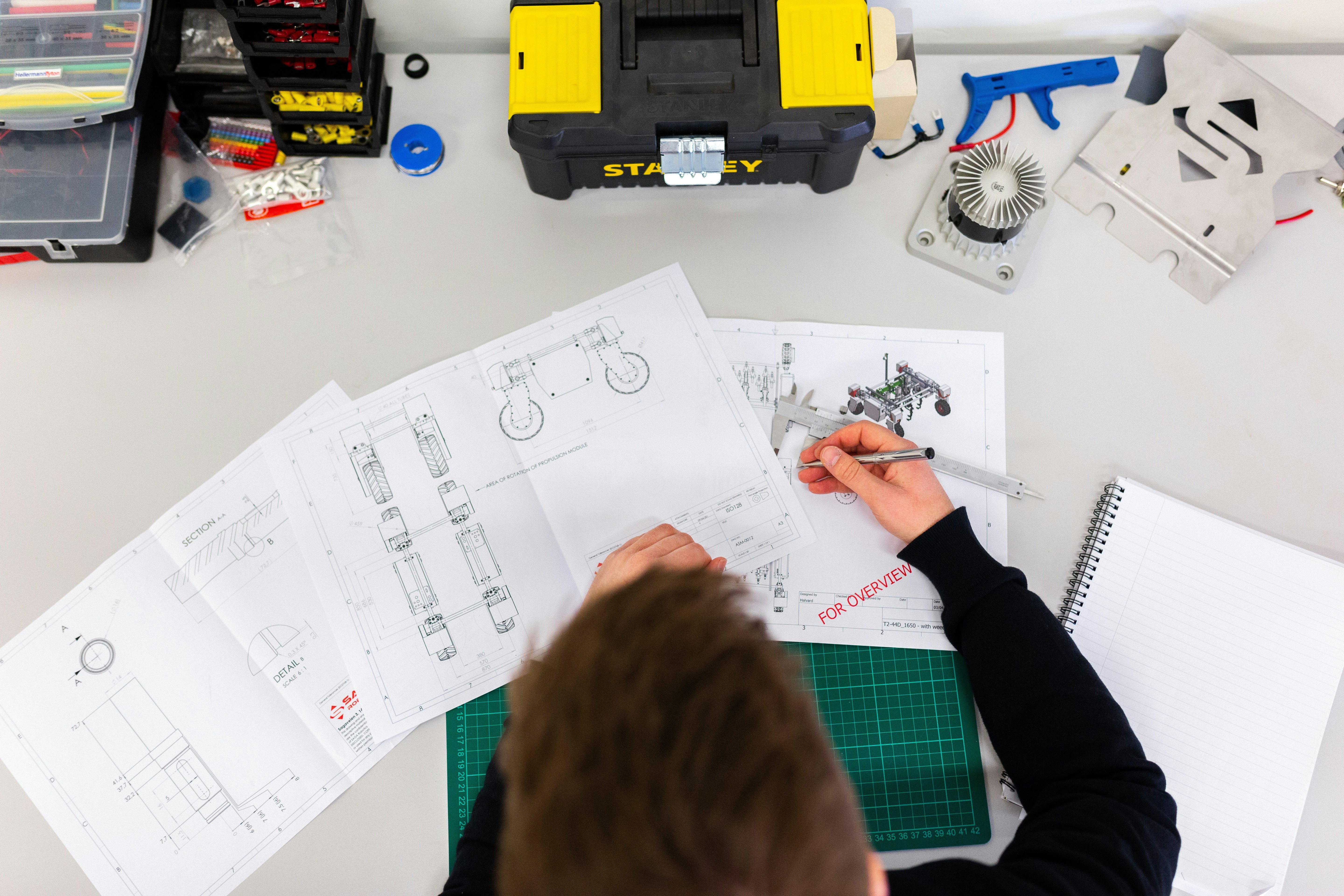 Disegno tecnico e verifica dimensionale con calibro durante l'Academy interna