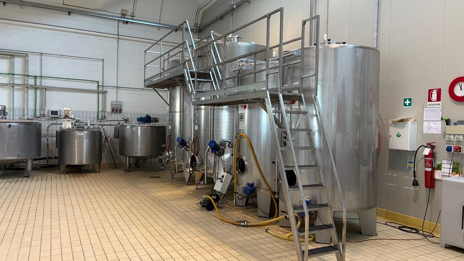 Linea di serbatoi inox per lavorazione alimentare