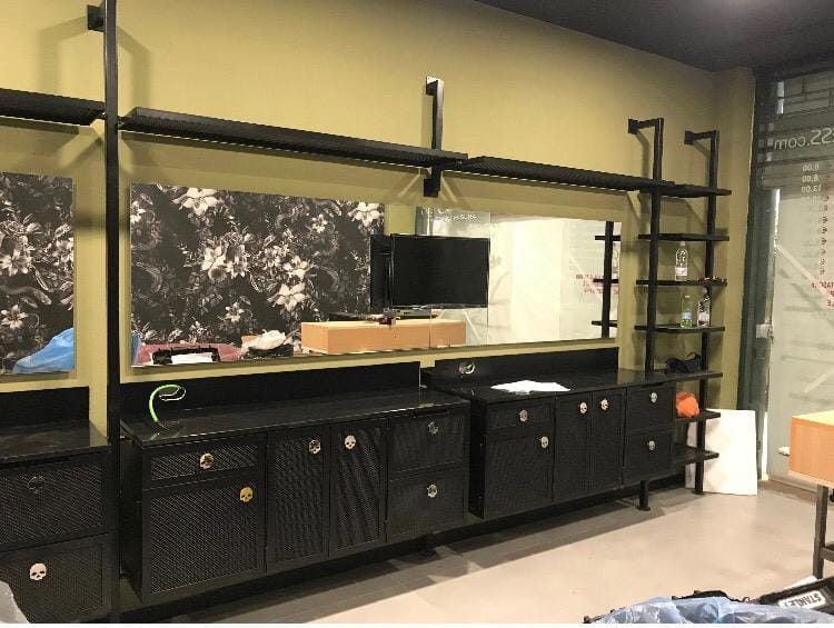 Montaggio degli arredi metallici su misura per il salone barbiere