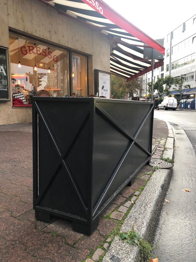 Fioriera in acciaio con struttura a croce