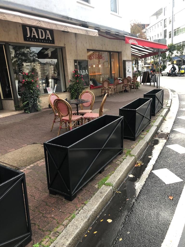 Serie di fioriere in acciaio per la delimitazione di un dehors