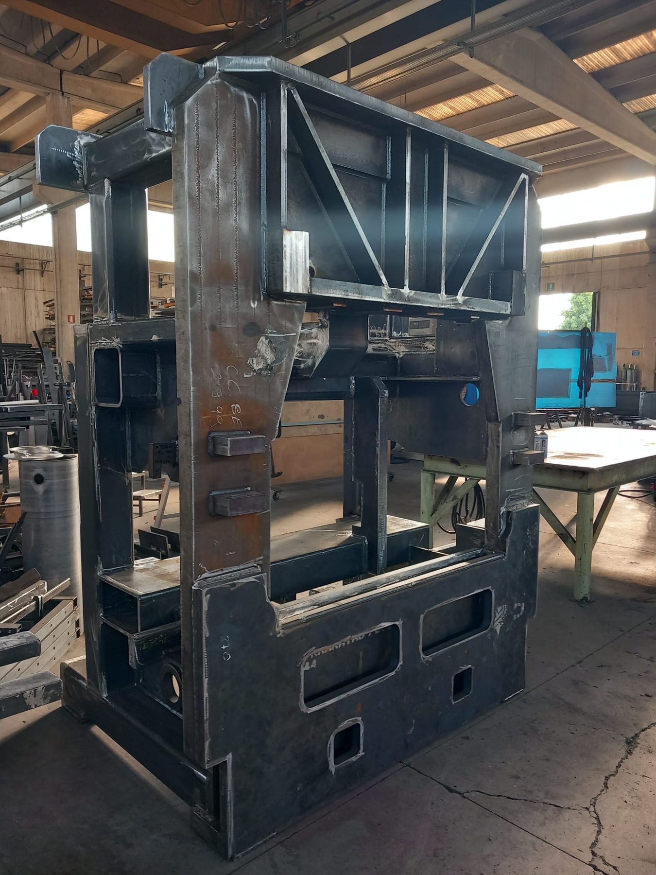 Basamento in carpenteria pesante per macchina industriale