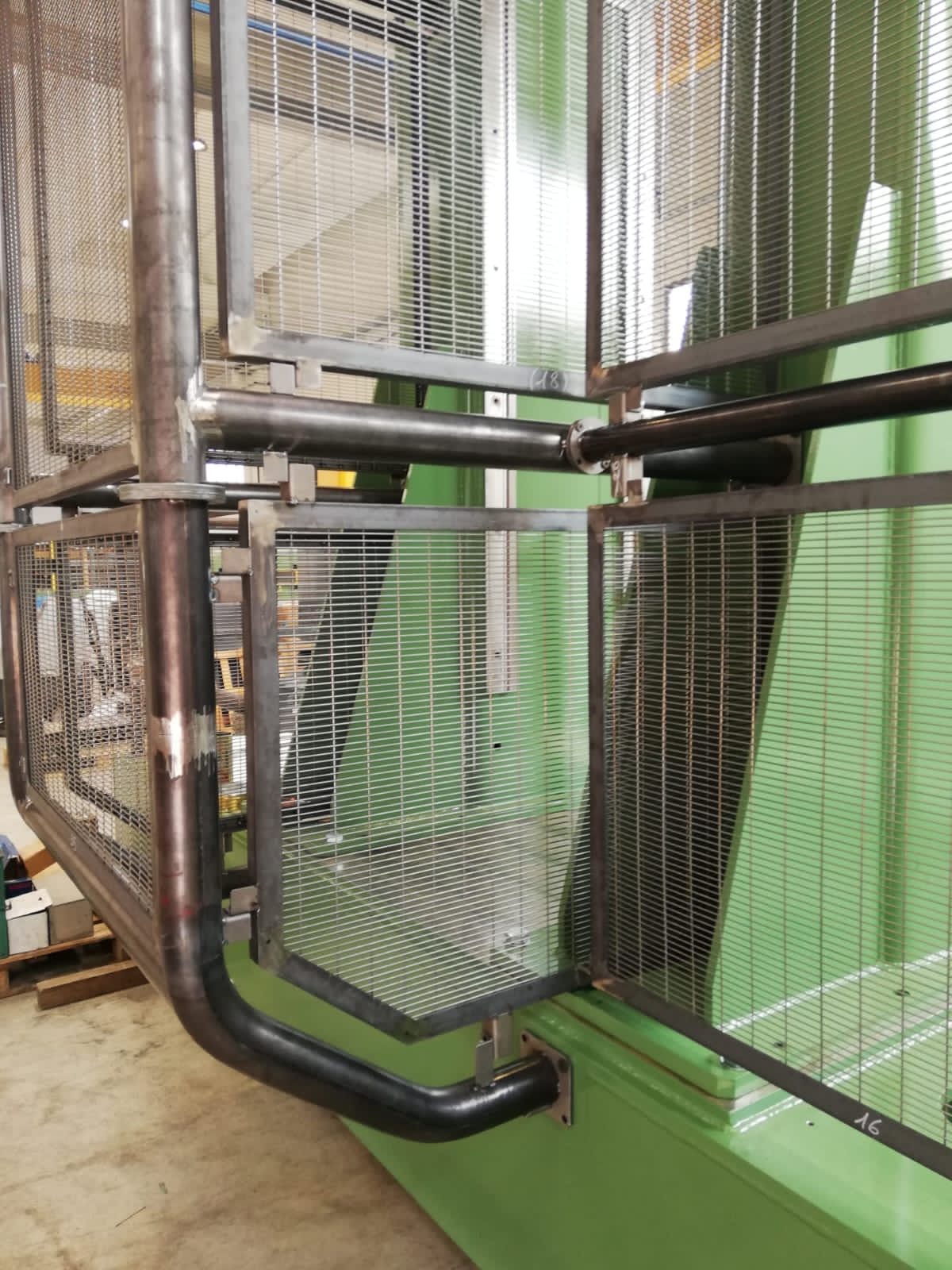Montaggio delle protezioni di sicurezza su una struttura di sollevamento
