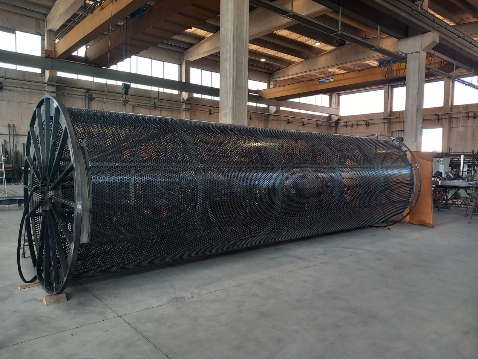 Struttura a tamburo in lamiera forata per impianto industriale, sollevata con carroponte