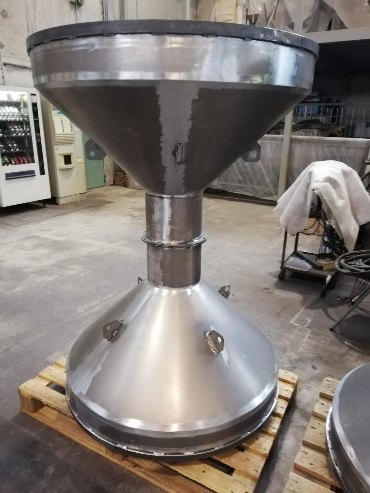 Tramoggia conica in acciaio inox su pallet