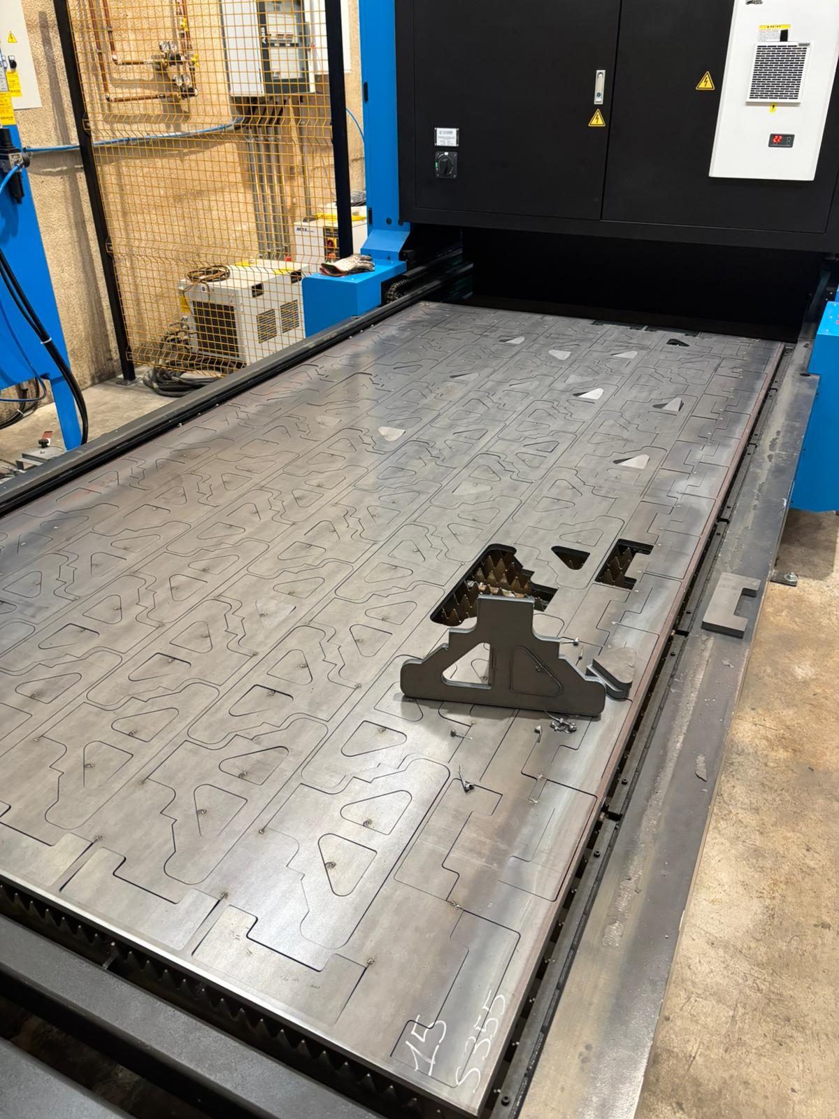 Taglio laser di precisione su lamiera con nesting ottimizzato