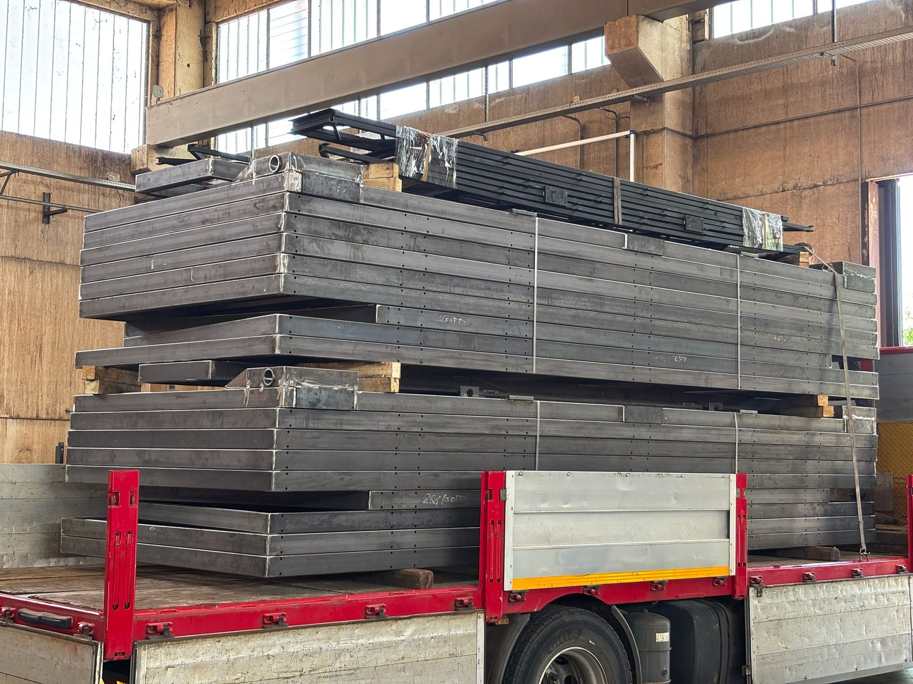 Profilati in carpenteria metallica caricati su camion per la spedizione