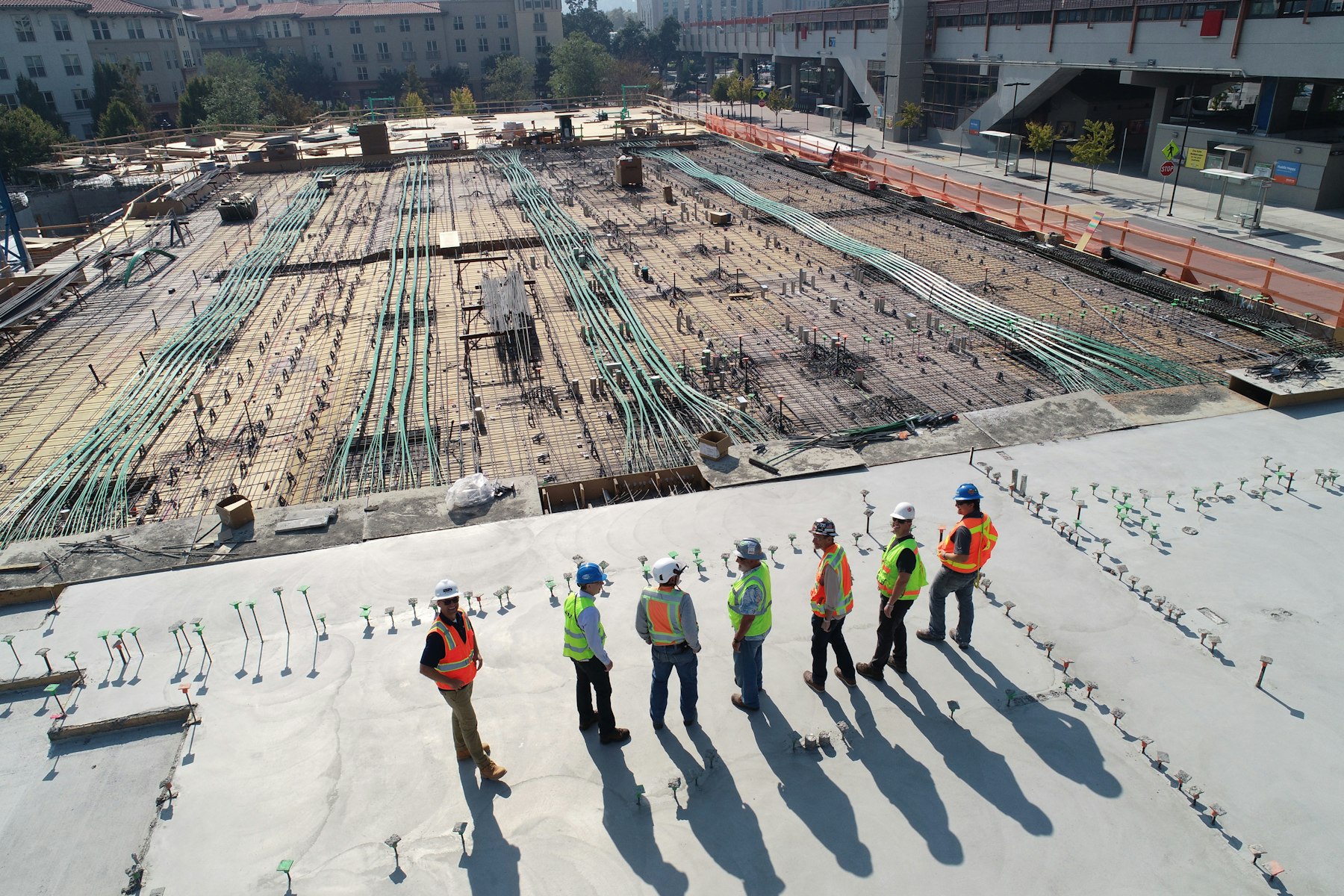 Squadra di operatori con dispositivi di protezione individuale in un cantiere