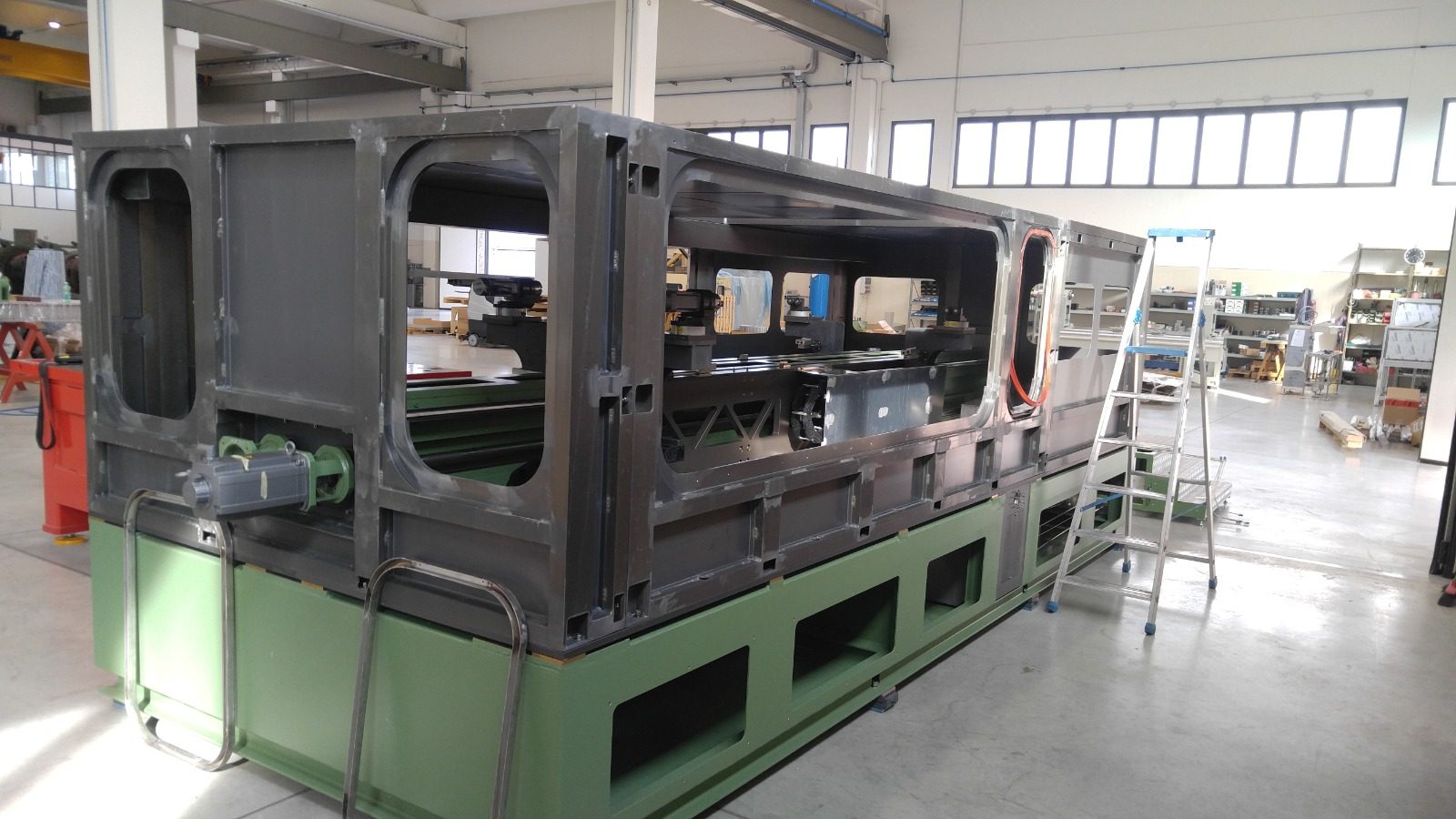 Macchina industriale custom, meccanismo interno in fase di montaggio