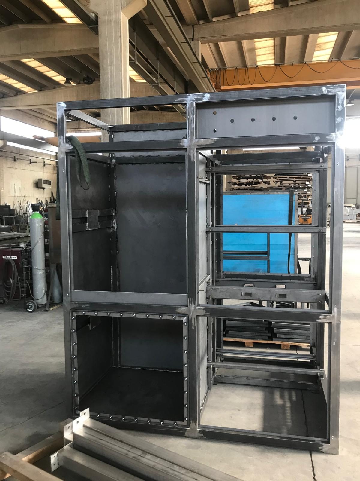 Struttura in carpenteria per quadro elettrico di telecomunicazione